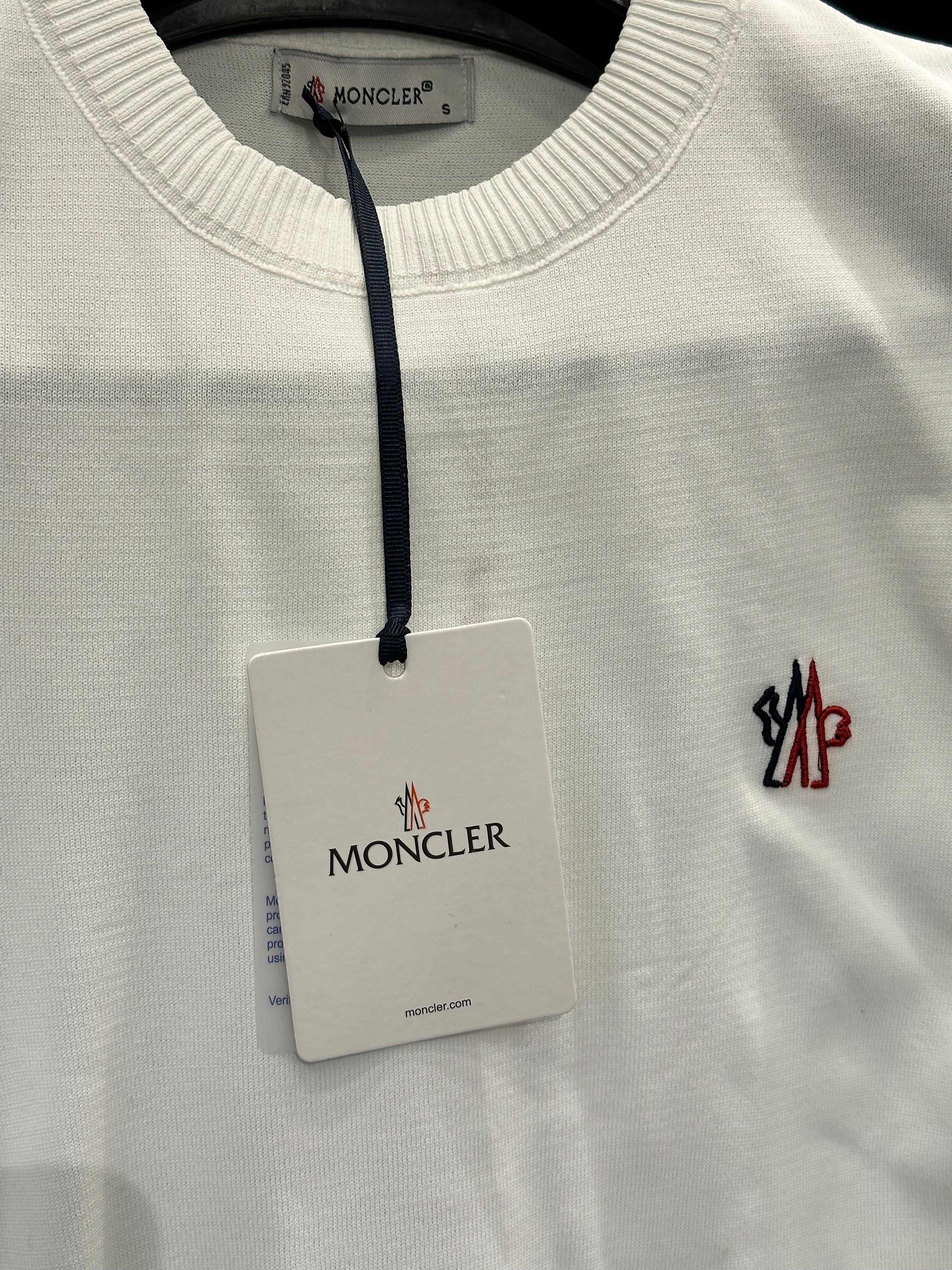 IMG_0521_4a67c9e2-d706-4bfd-a5cf-b8087f18c917 Moncler Men's White Cotton Knit T-Shirt With Logo Patch - Image 2
